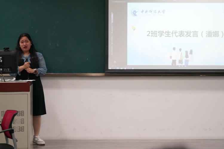 图片4优秀学生代表潘娜发言